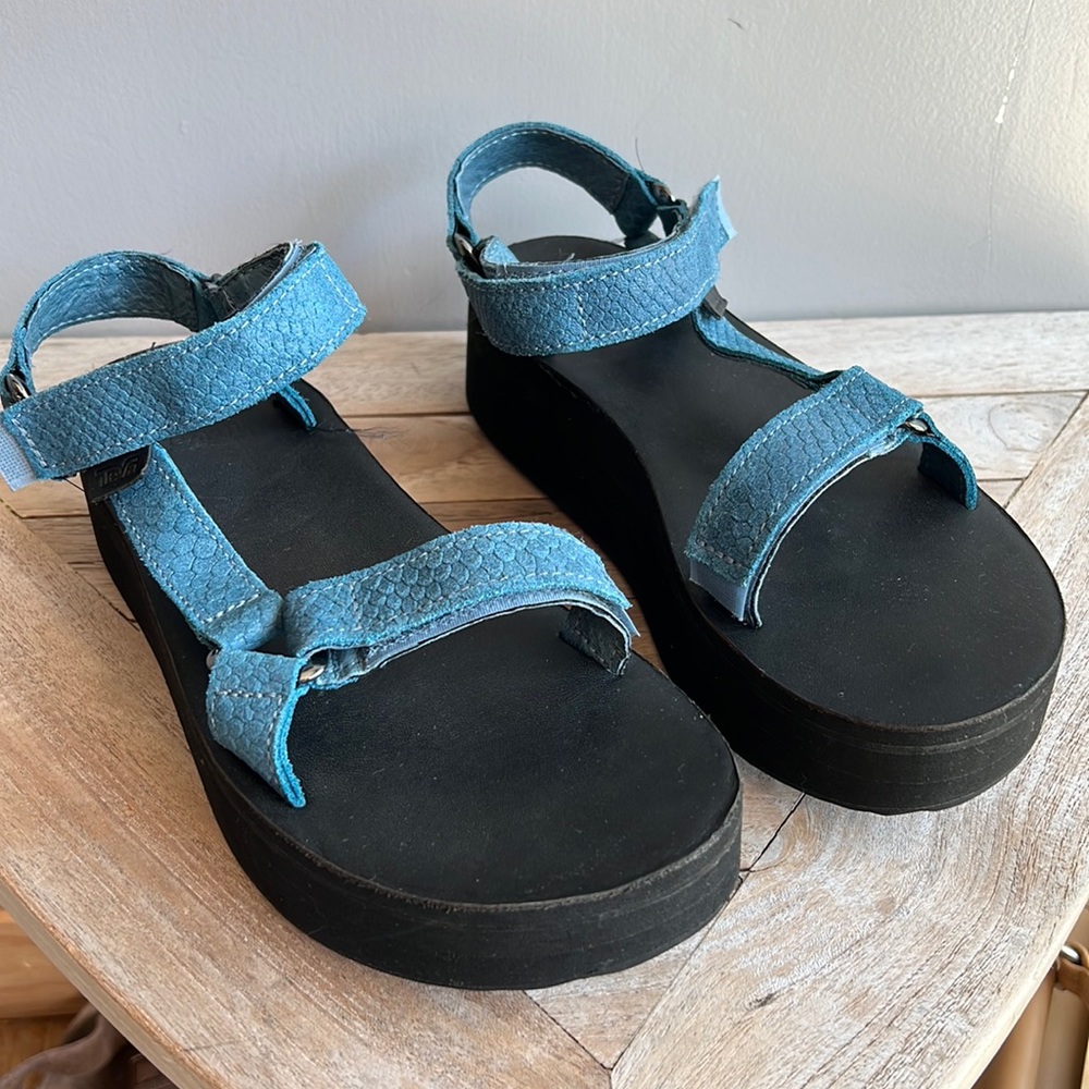 Teva platform universal sandals size 8 great condition
